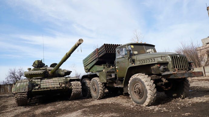 Грады, Рапиры и танки: оккупанты выгнали за линии отведения сотни единиц боевой техники