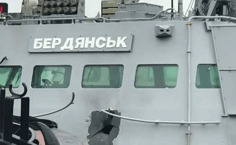 Эксперты считают, что россияне продырявили украинский Бердянск снарядом из артиллерийской установки АК-630
