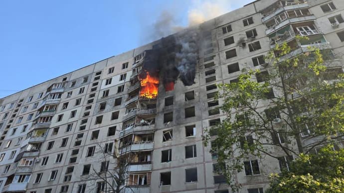 Russians strike Kharkiv: apartment building on fire, 35 people wounded – photos, videos