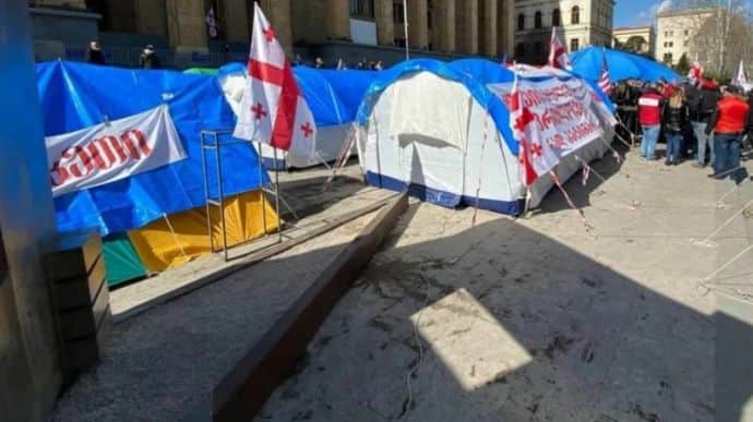 В Грузии закон о запрете палаток введут немедленно, без подписи президентки