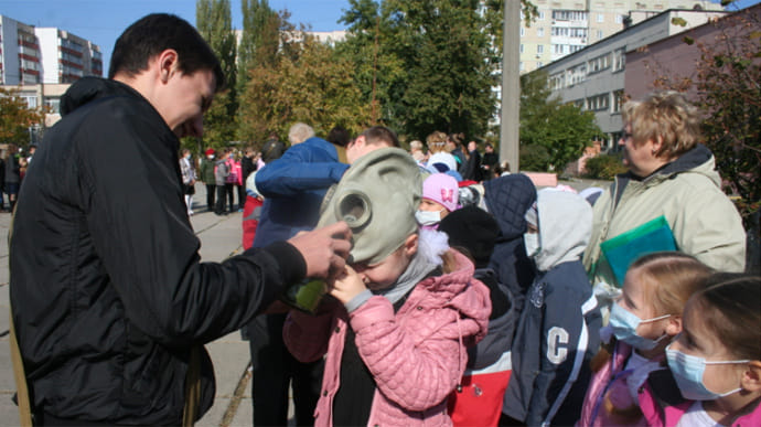 В киевских школах начали учить, как действовать во время чрезвычайной ситуации