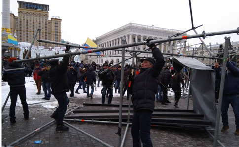 Учасники акції РНС розібрали металеві конструкції на Майдані 