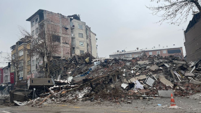 Землетрус у Туреччині: кількість загиблих зросла до 1014, понад 7000 постраждалих
