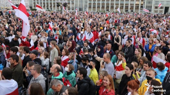 Тысячи людей вышли на площадь Независимости в Минске