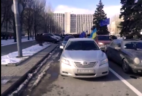 Автоколона учасників акції не може виїхати з площі до резиденції Януковича. Стоп-кадр з прямої трансляції