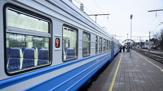 Укрзализныця приостановила движение поездов в красных зонах