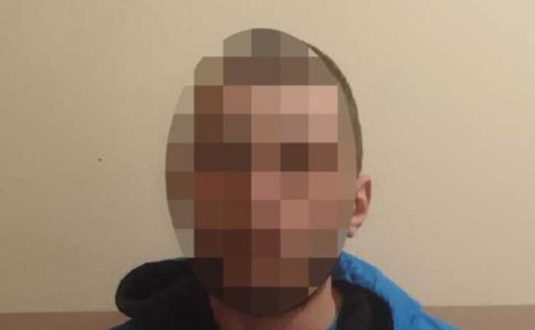 Полицейский в Киеве остановил молодого парня для проверки и получил удар в голову