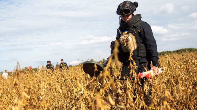 Bomb disposal teams galvanise mine clearance of agricultural land in Ukraine