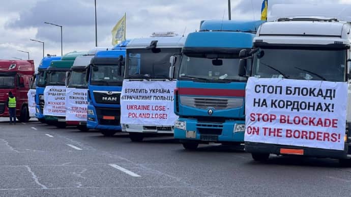 Ukrainian hauliers start blocking Polish lorries – photo, video