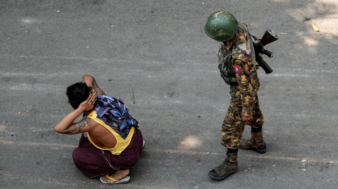 В Мьянме военные напали на деревню: десятки убитых, среди которых – женщины и дети