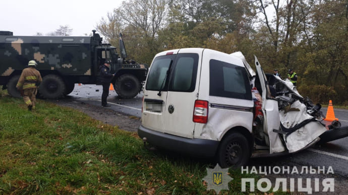 Легковушка влетела в военный грузовик на Львовщине: погибла супружеская чета