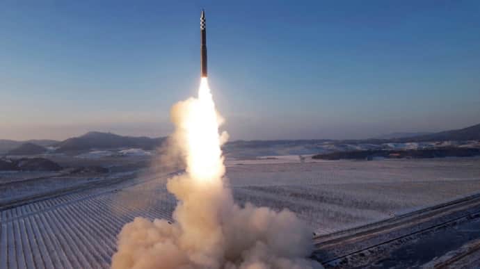 Північна Корея запустила ракету середньої дальності у бік Японського моря