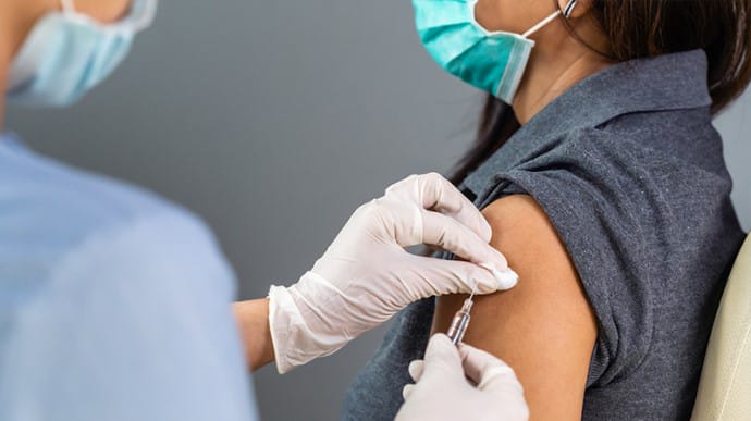 В мире сделали более трех млрд прививок от COVID – Bloomberg