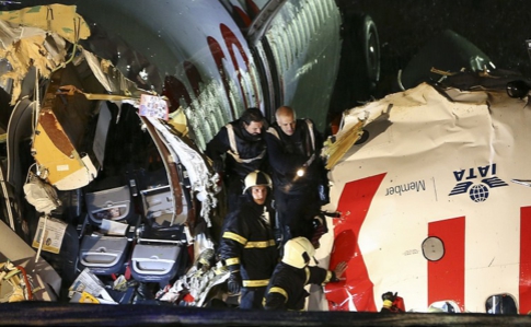 Упал с высоты 30 метров: появилось видео крушения самолета Измир-Стамбул