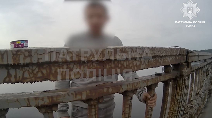 Мужчина хотел покончить с собой, прыгнув с моста Патона, его спасли