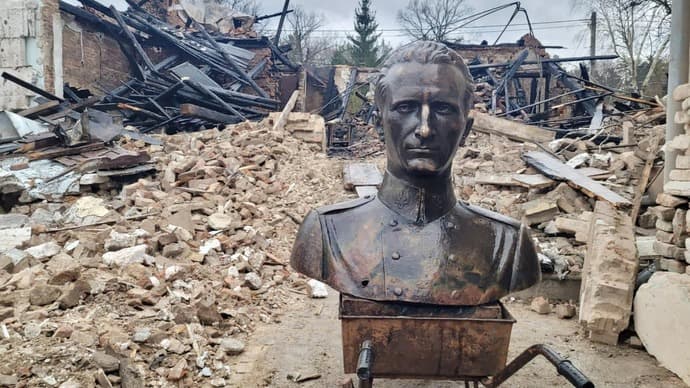 Surviving bust of Ukrainian historical figure removed out of rubble of Russian-hit museum in Lviv – video