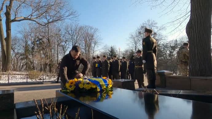 Zelenskyy pays tribute to Heroes of Kruty in Kyiv – video
