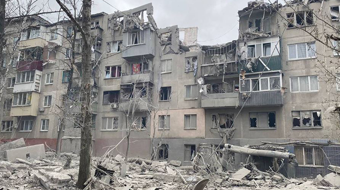 Russians strike five-storey buildings in Sloviansk, one person killed