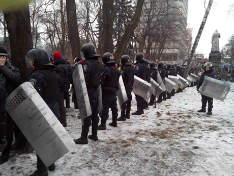 Ряди Беркуту у центрі Києва, де активісти з Євромайдану блокують урядовий квартал. Фото Віталія Уманця