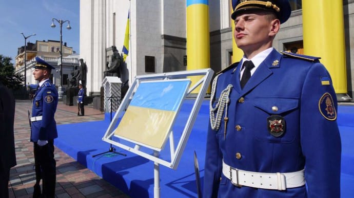 Перед Радой впервые выставили Флаг Независимости Украины