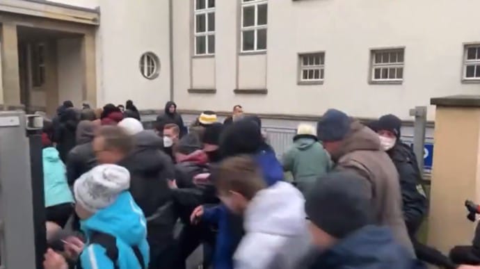 Участники ковид-протеста забежали в психбольницу Лейпцига, чтобы скрыться там от полиции