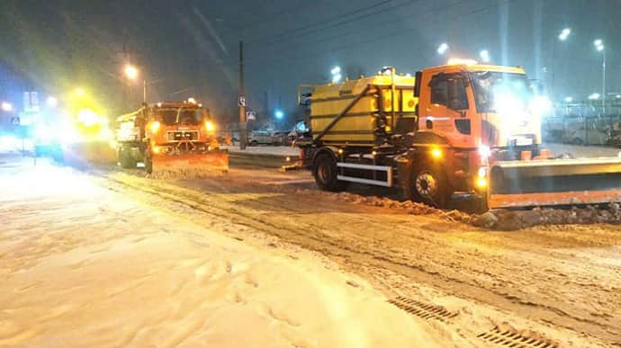 Киев замело снегом: в четверг прогнозируют плюс
