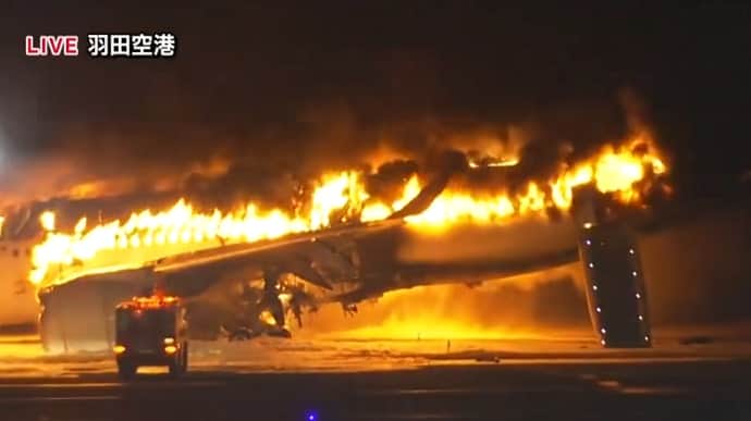 В Токио пассажирский самолет столкнулся с другим судном и вспыхнул: есть погибшие