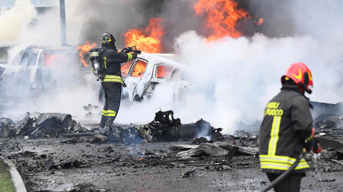 Самолет врезался в пустующее здание на окраине Милана, погибли 8 человек