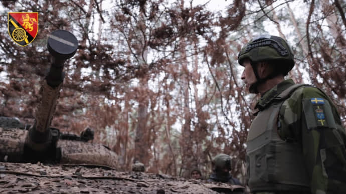 Commander-in-Chief of Sweden's Armed Forces visits Ukrainian brigade on front line – video