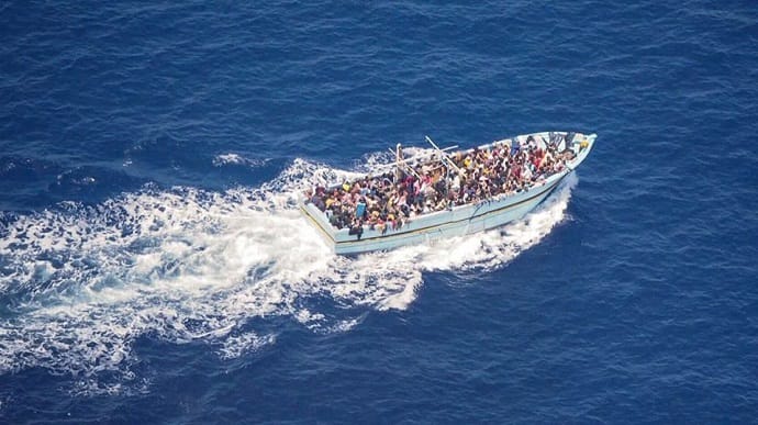 Понад 500 мігрантів на рибальському човні врятувала берегова охорона Італії