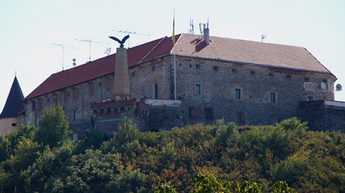 В замке Паланок вместо венгерского турула установят тризуб