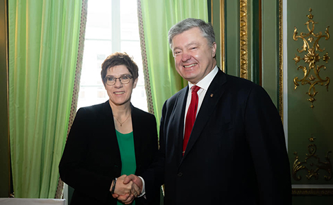 Порошенко і міністр оборони Німеччини Аннегрет Крамп-Карренбауер 