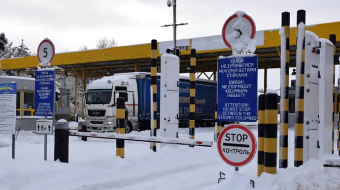 All six crossing points on Polish-Ukrainian border blocked, 2,400 lorries in queue