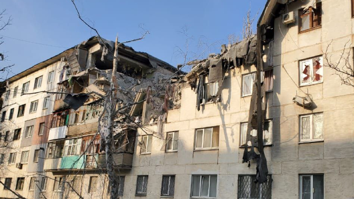 Обстріл Лисичанська: під завалами знайшли загиблого, триває рятувальна операція