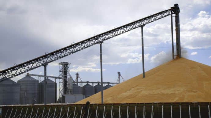Польща й Словаччина поки не будуть скасовувати обмеження на зерно з України