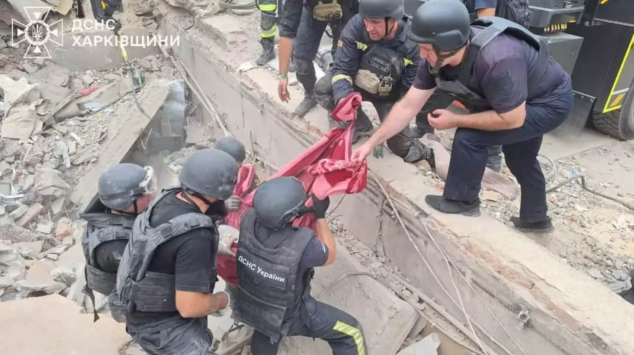 Body of woman recovered from under rubble of village council in Kozacha Lopan – photo