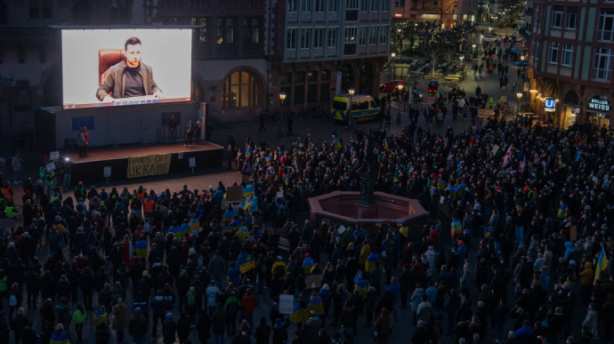 Во многих городах мира люди собрались на митинги за Украину