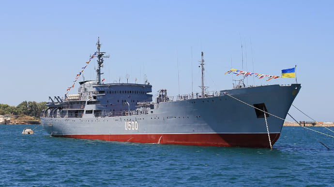 ФСБ заявляет, что украинский корабль движется к Керченскому проливу и угрожает мореплаванию