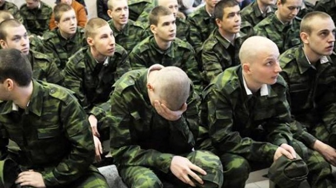 Генштаб: Окупанти змусили 50 російських строковиків підписати контракти, їх відправили у Мелітополь 