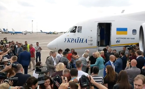 Літак із бранцями Кремля прилетів до Борисполя