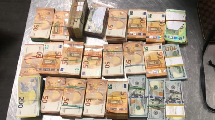 У двух иностранок в аэропорту Львова обнаружили валюты и ювелирки на 15 миллионов