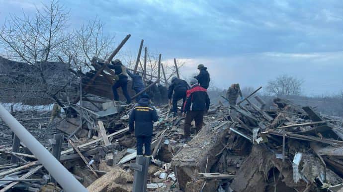 Росіяни вдарили по Покровську: зруйновано 6 будинків, 6 постраждалих, люди під завалами