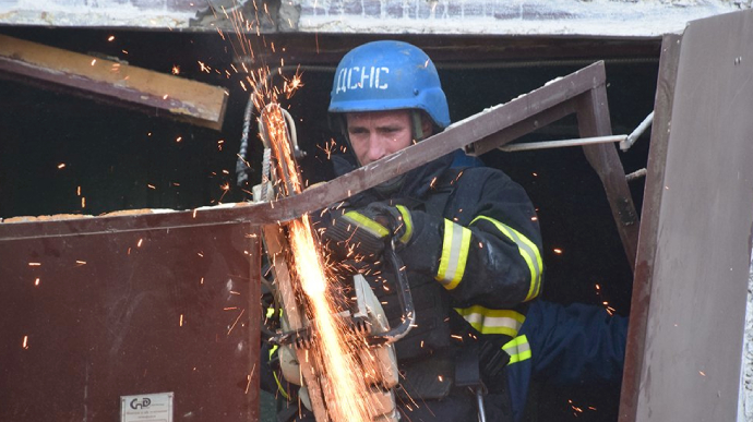 Рятувальники розповіли про руйнування від влучання у багатоповерхівку в Миколаєві