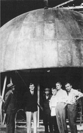 Американский физик Роберт Ван де Грааф (второй слева) в УФТИ рядом с генератором, который впоследствии получит его имя