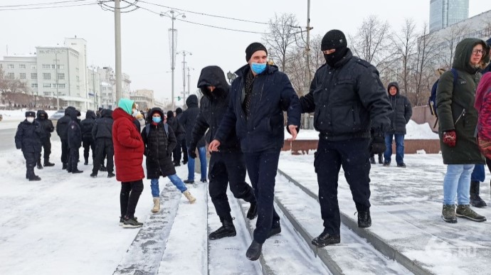 Росіяни вийшли на мітинг проти війни в Україні, їх одразу почали затримувати