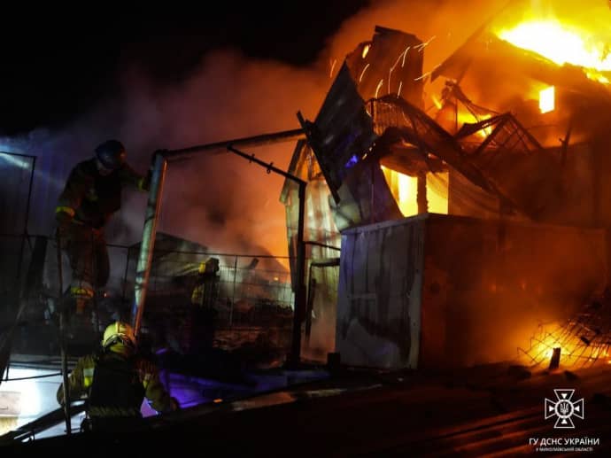 Из-за атаки дронов в Николаеве горели здания