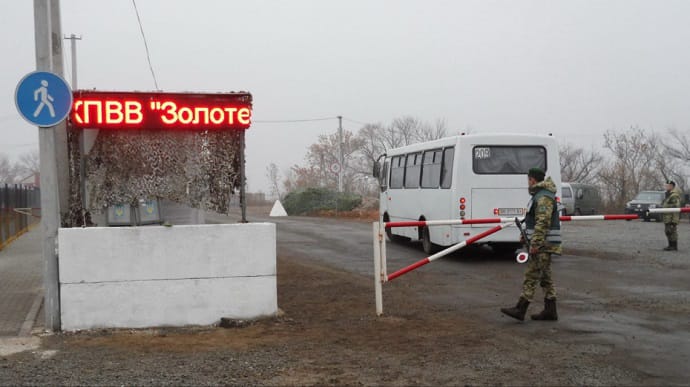 Окупанти на Донбасі обстріляли КПВВ