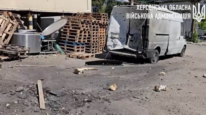 Russians hit Kherson, killing one man – video