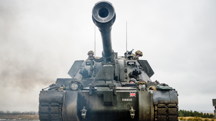 Ukrainian military arrive in UK to get to grips with AS90 self-propelled howitzers 