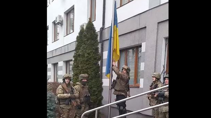 Ukrainian flag raised over Bucha, Russian occupying forces repelled